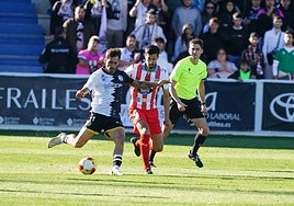 Álvaro Gómez trata de enlazar un pase durante el partido.