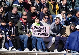 Aficionados pidiendo la reapertura del Helmántico este domingo.