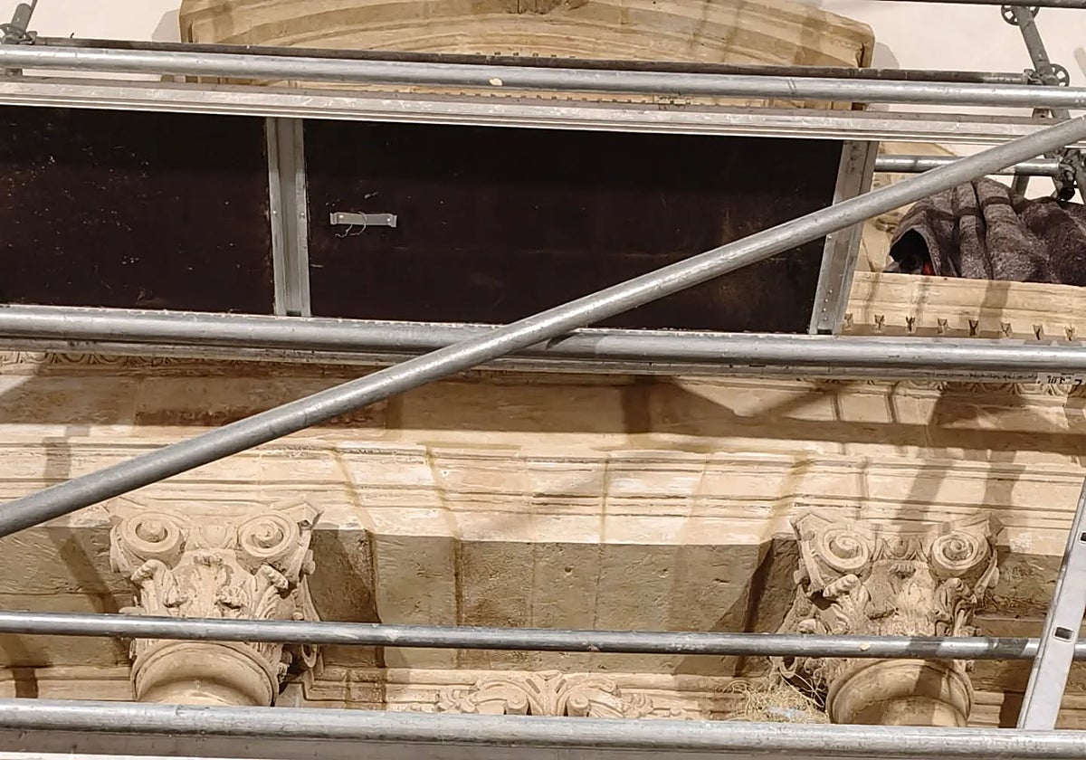 Retablo mayor en piedra tras los andamios colocados para su arreglo.