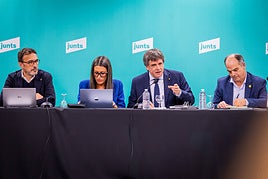 La portavoz de Junts en el Congreso, Miriam Nogueras (2i); el expresidente de la Generalitat y líder de Junts, Carles Puigdemont (2d), y el secretario general de Junts, Jordi Turull (1d), durante una reunión de la cúpula de Junts.