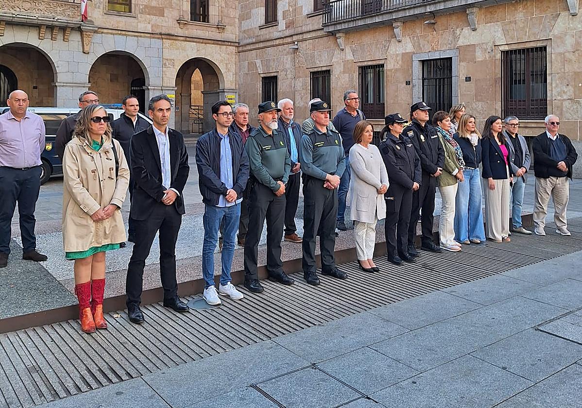 Minuto de silencio en al Subdelegación del Gobierno en repulsa de la violencia machista.