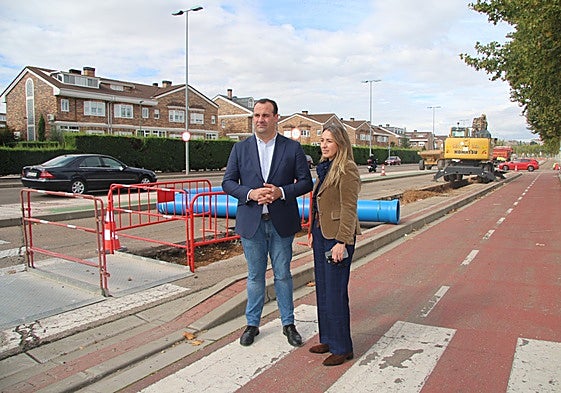 El alcalde de Santa Marta de Tormes, David Mingo y la edil de Obras, Marta Labrador, en las obras que se ejecutar en la avenida de La Serna.