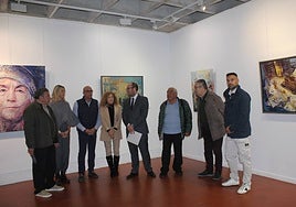 Autores, impulsores de la muestra y miembros de la Corporación municipal visitaron la exposición