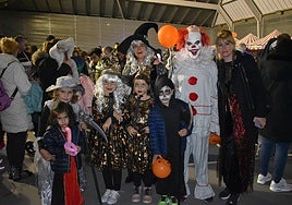 Un grupo de vecinos de Carbajosa de la Sagrada disfrazados por Halloween.