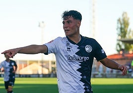 Jan Encuentra, apuntando un detalle a un compañero, durante el choque de este domingo frente al Lugo.