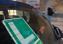 Un coche de una autoescuela de Salamanca por las calles de la ciudad.