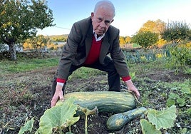 Santiago Izquierdo muestra la calabaza en su huerto.