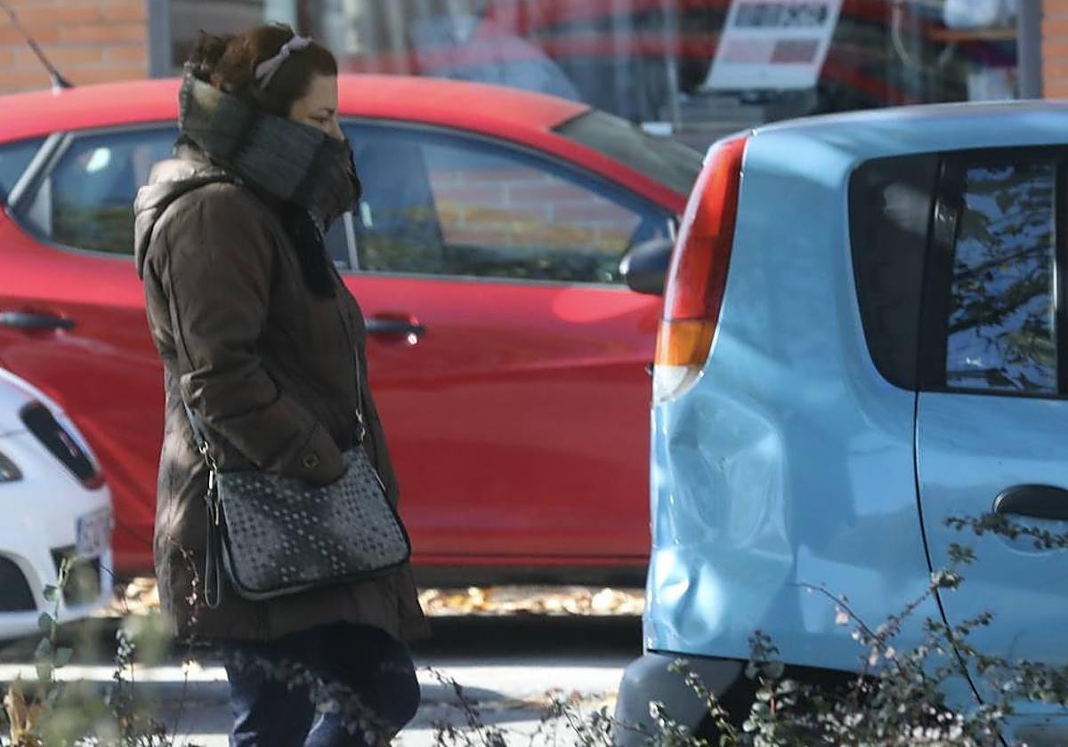 Una mujer se protege del frío con una bufanda.