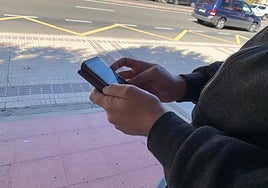 El varón utilizaba su móvil pra realizar las grabaciones.