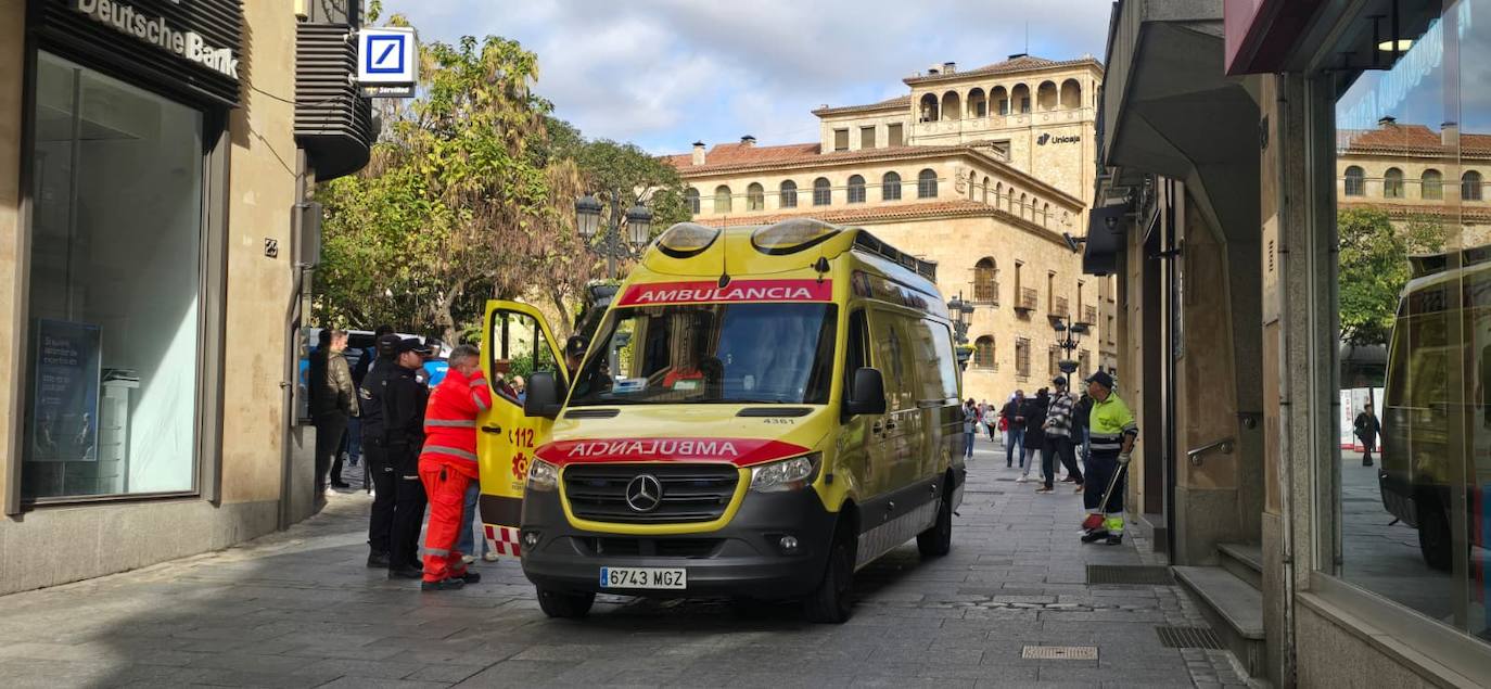 Imagen secundaria 1 - Revuelo en la plaza de los Bandos: Policía Nacional y Local se movilizan para evitar un suicidio