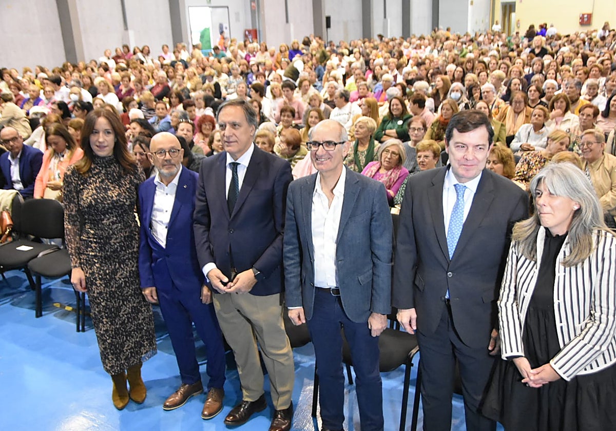 Autoridades políticas frente a las más de 2.000 mujeres que han acudido al acto de la Diputación.