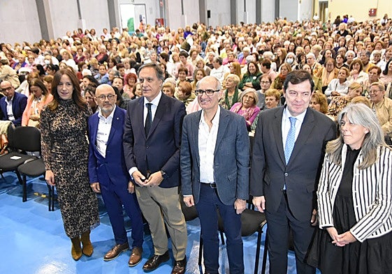 Autoridades políticas frente a las más de 2.000 mujeres que han acudido al acto de la Diputación.