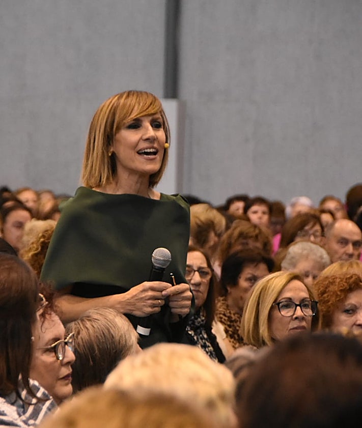 Imagen secundaria 2 - Más de 2.000 féminas celebran el &#039;Día de la Mujer Rural&#039;: «Sois guardianas de las tradiciones y la voz del futuro de Salamanca»