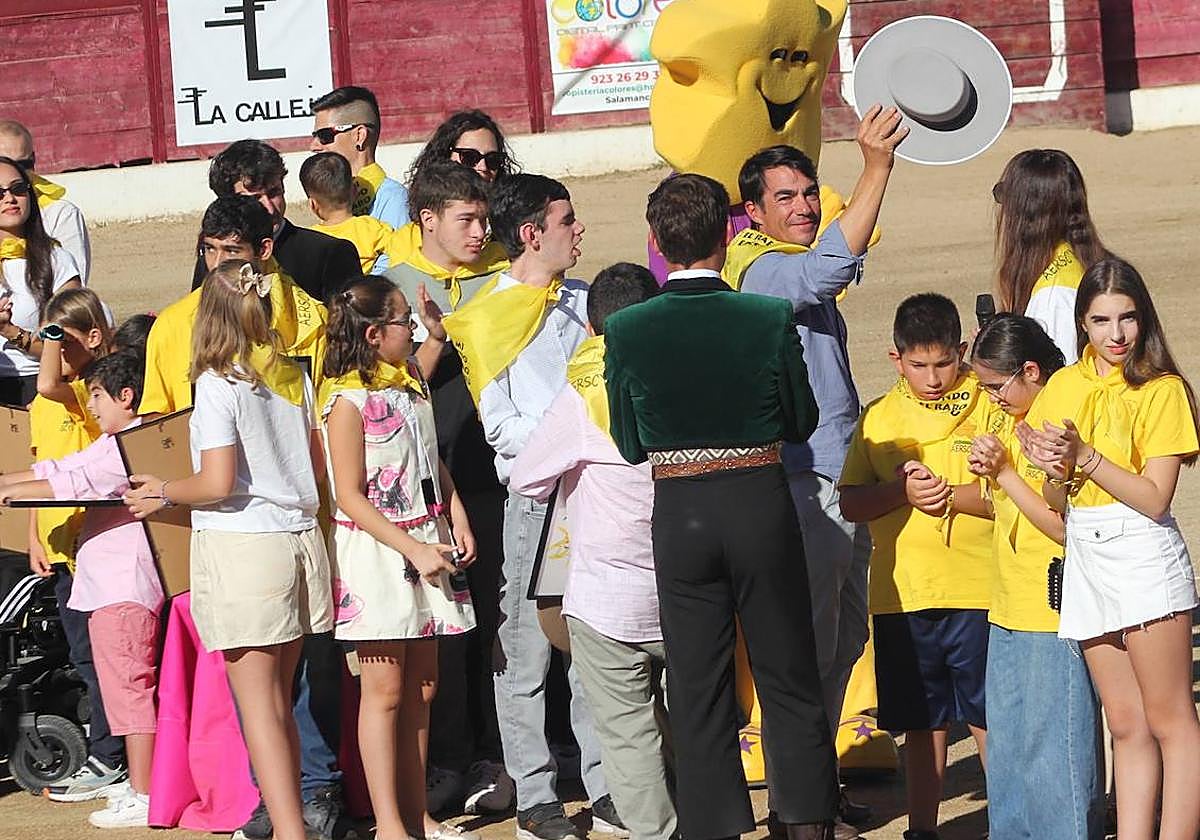 López Chaves recoge la ovación del público, rodeado de los mimebros de la familia de Aerscyl.