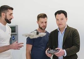 El concejal Pedro Martínez, junto a Santiago Gauss y Víctor Díaz, profesores de pilotaje de drones.