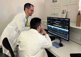 Luis López Mesonero y Jesús Vizcaya revisan un caso.