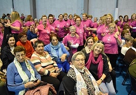 Mujeres de Ciudad Rodrigo y Castillejo de Martín Viejo animaron con sus canciones antes de comenzar el acto.