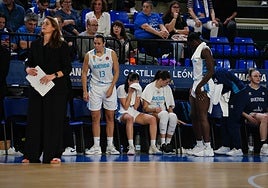 Abatimiento en el banquillo de Avenida en los últimos segundos.