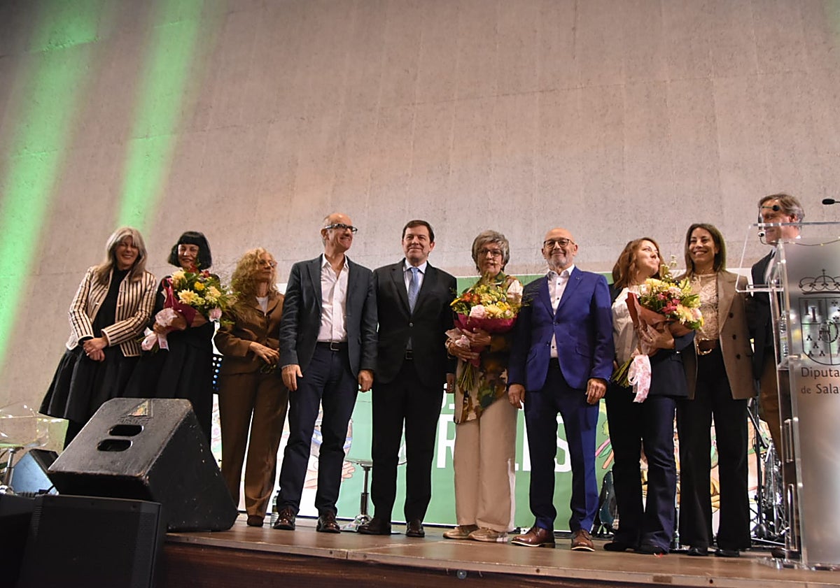 Imagen principal - Más de 2.000 féminas celebran el &#039;Día de la Mujer Rural&#039;: «Sois guardianas de las tradiciones y la voz del futuro de Salamanca»