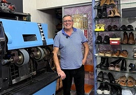 Manuel Villa, tras el mostrador de su negocio, ubicado en el Paseo del Doctor Torres Villarroel.