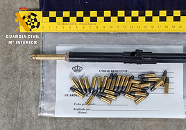 Arma artesanal y de la munición decomisada en uno de los domicilios del grupo.