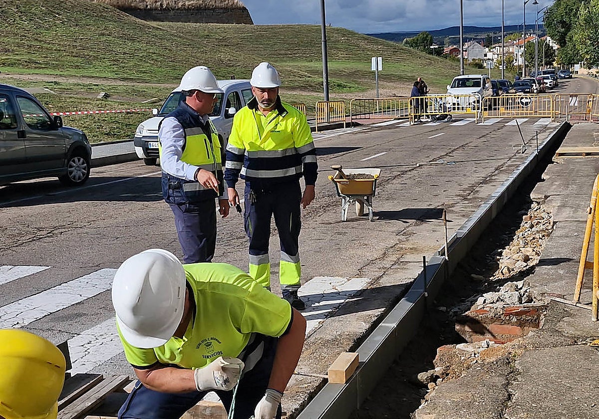 El concejal Ramón Sastre, durante su visita a las obras.
