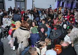 Imagen de participantes en la fiesta de Halloween celebrada en el barrio de San Juan.