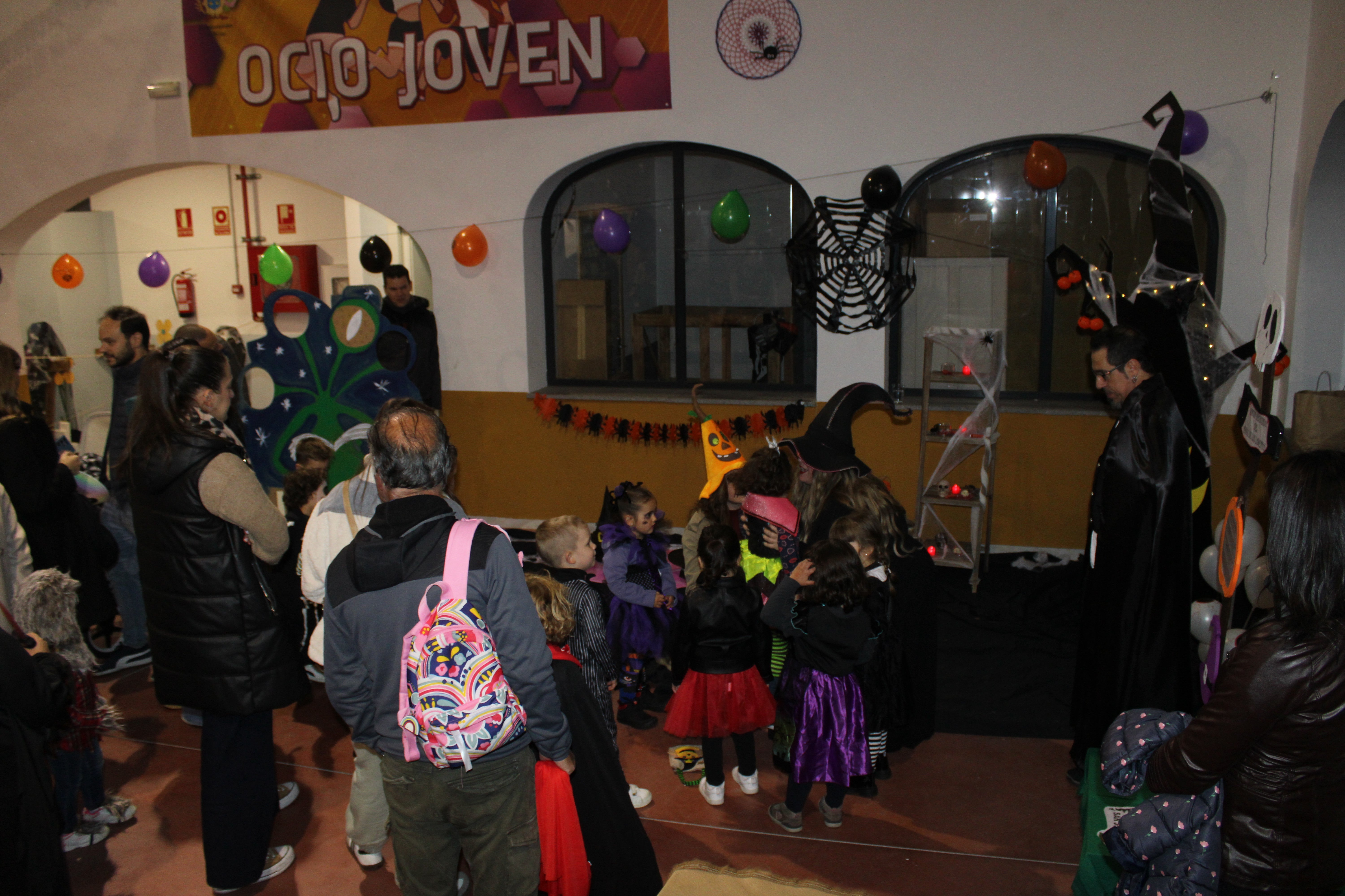 Éxito de la programación de Halloween, que se cambia al pabellón Sierra de Béjar por mal tiempo