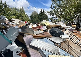 Estado del Punto Limpio de Béjar, completamente colapsado por los enseres y residuos allí acumulados.