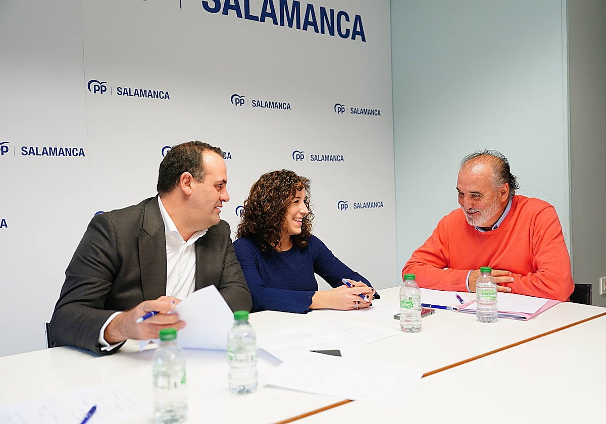 David Mingo, Pilar Sánchez y José Luis Caballero, este jueves, en la sede del PP de Salamanca.