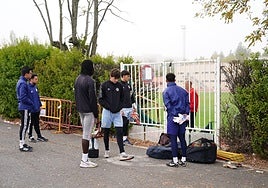 Los porteros y miembros del cuerpo técnico, encontrándose con la puerta cerrada.