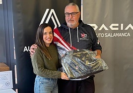 José Famny Bustos, el ganador final, en la entrega de premios con Elena Villaverde.