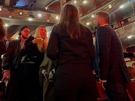 Constanzia en un segundo plano.