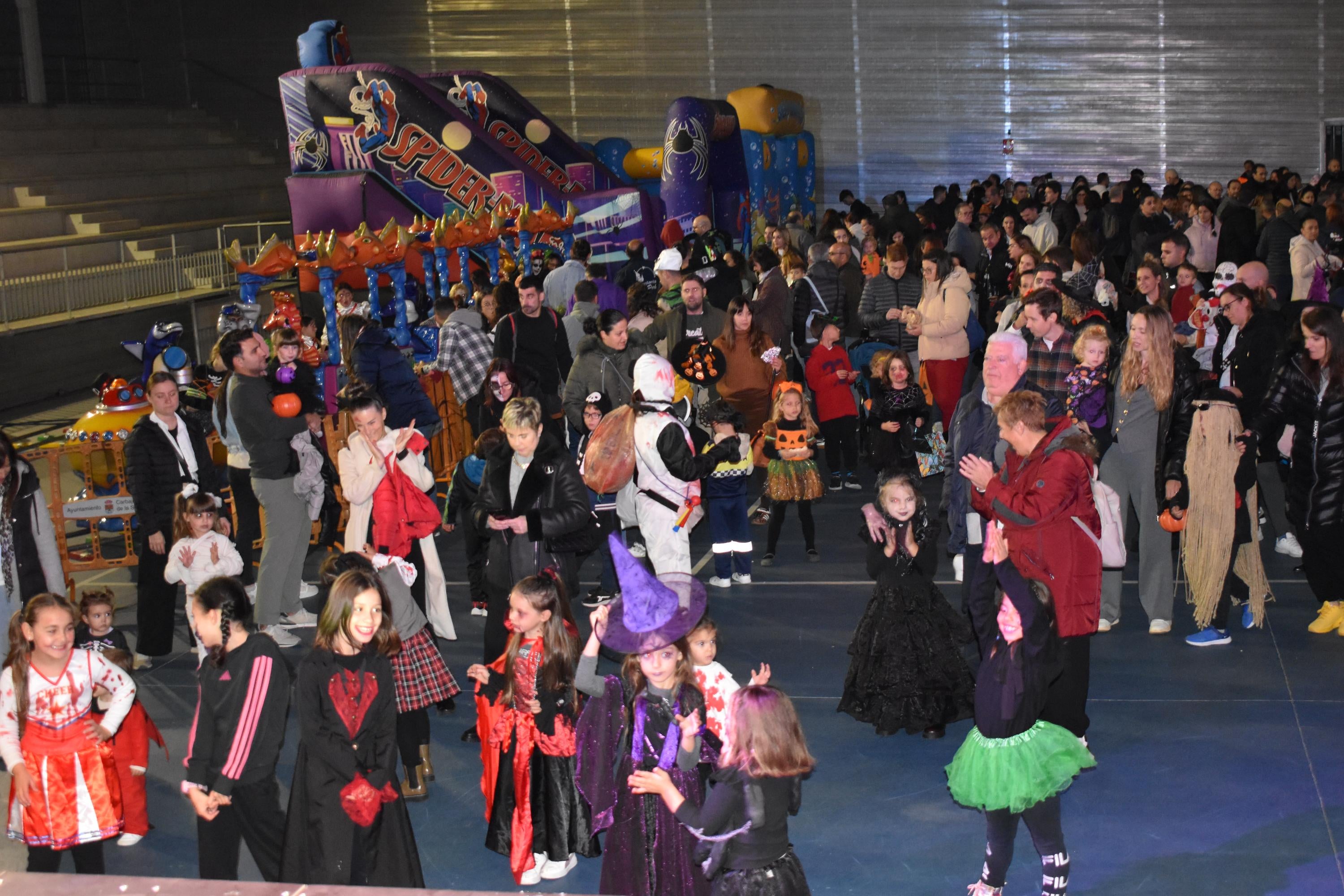 Túnel del terror, juegos y bailes en la tarde de Halloween en Carbajosa de la Sagrada
