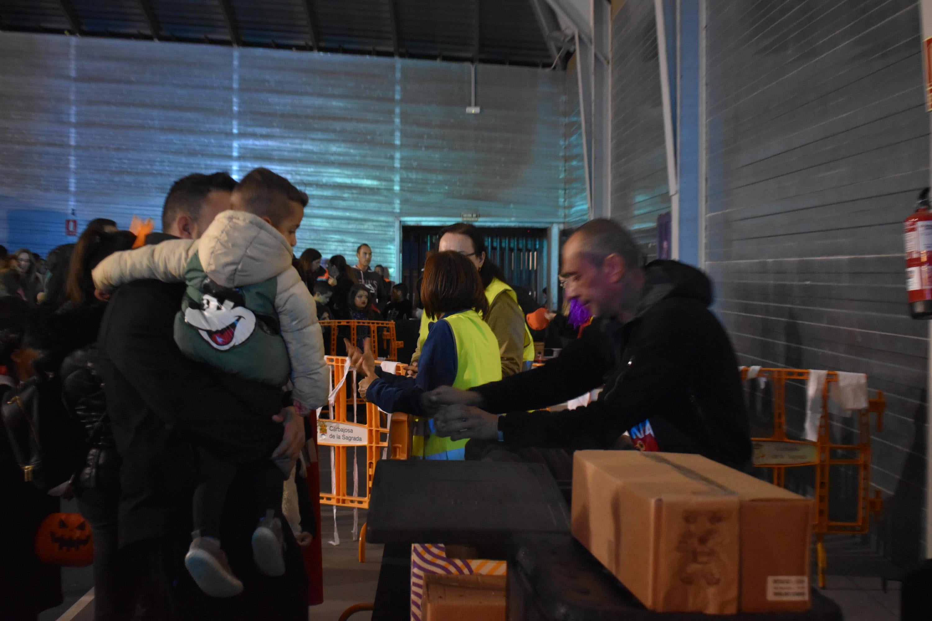 Túnel del terror, juegos y bailes en la tarde de Halloween en Carbajosa de la Sagrada