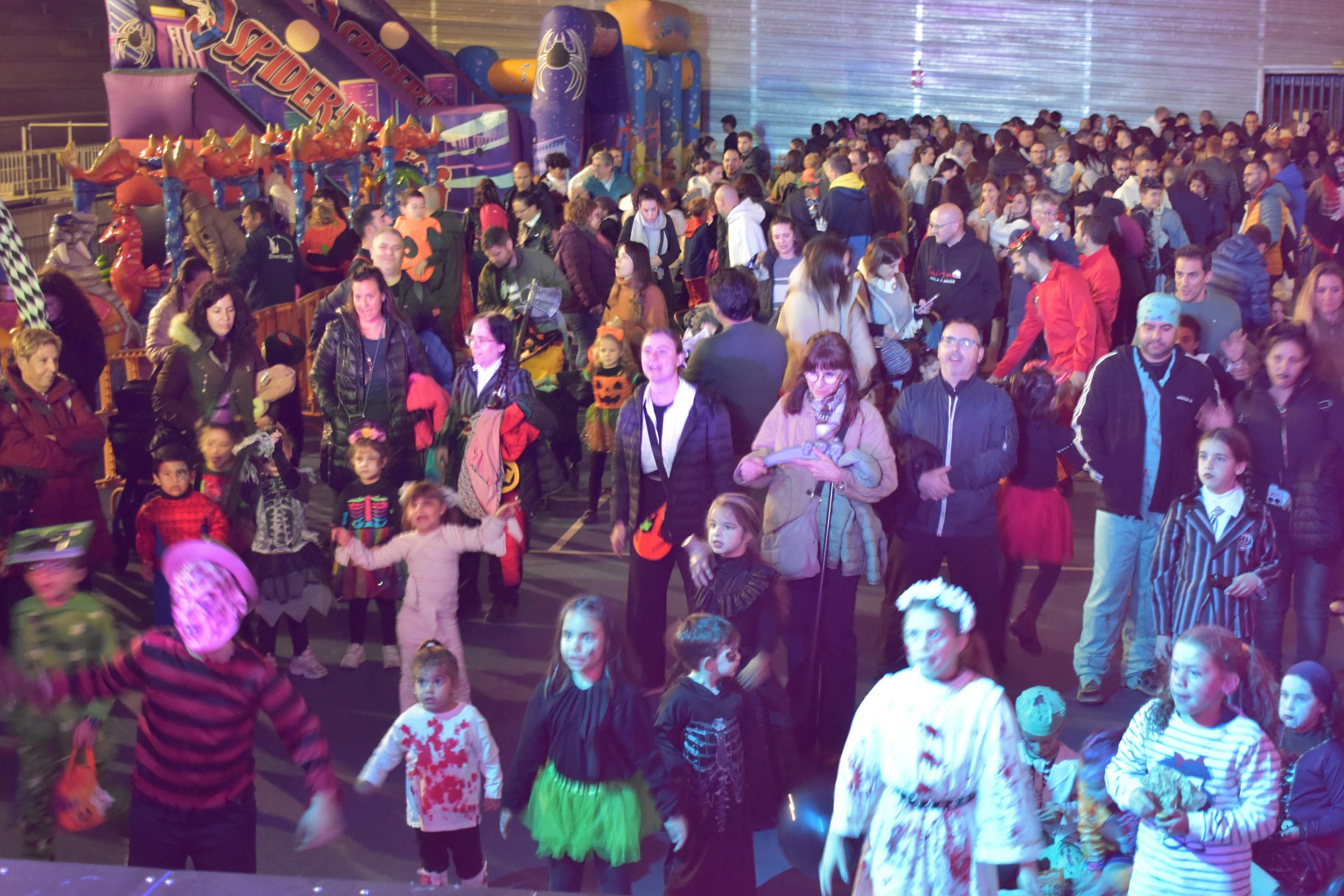 Túnel del terror, juegos y bailes en la tarde de Halloween en Carbajosa de la Sagrada