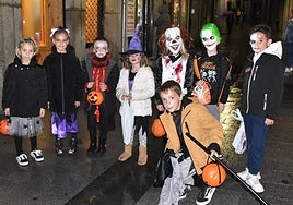 Imagen de un grupo de pequeños disfrazados para disfrutar de la noche de Halloween en Béjar.