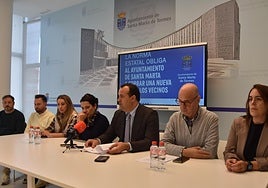 David Mingo (en el centro de la imagen), durante la rueda de prensa junto a su equipo de gobierno.