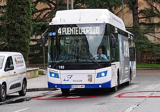 Autobús de la línea Cementerio-Puente Ladrillo, en la Gran Vía.