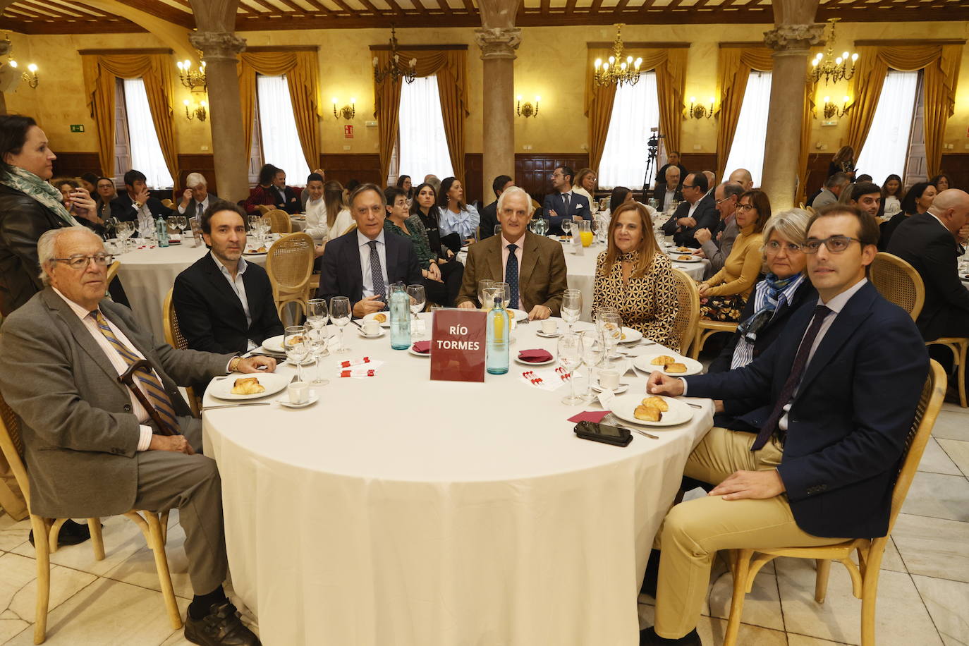Pedro Méndez González (presidente del Casino), Pablo Díaz Rodríguez (gerente Recoletas Salud), Carlos Manuel García Carbayo (alcalde de Salamanca), Alfredo Martín-Cubas Fernández (vicepresidente de LA GACETA), Esther del Brío González (senadora por el Partido Popular), María H. Benavente Cuesta (vicerrectora de Comunidad Universitaria y Alumnado de la Pontificia) y Alberto Díaz San Miguel (presidente de la Cámara de Comercio).