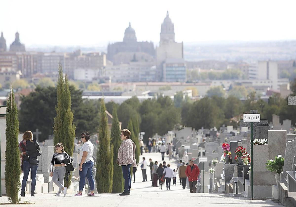 ¿Mantiene la tradición de acudir al cementerio por Todos los Santos?