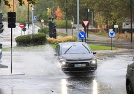 Un coche atraviesa una balsa de agua en la capital.