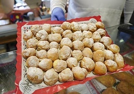 Una bandeja de buñuelos de viento.