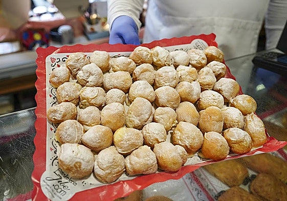 Una bandeja de buñuelos de viento.