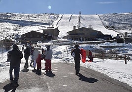 Foto de La Covatilla con gentes y, de fondo, el telesilla cerrado.