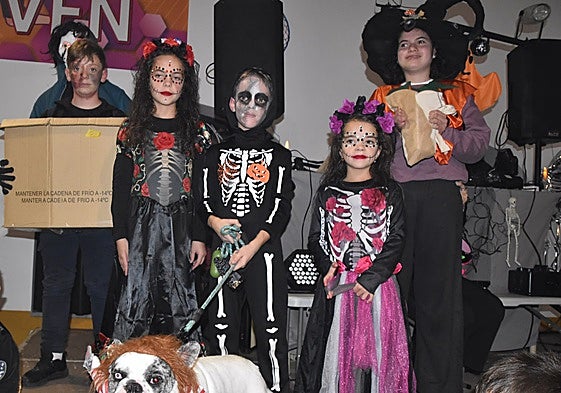 Alvaro Álvarez, Ariadna Rodríguez, Óscar de la Villa, Zahyra Rodríguez y Elsa García, esta tarde, en el escenario del centro de ocio.