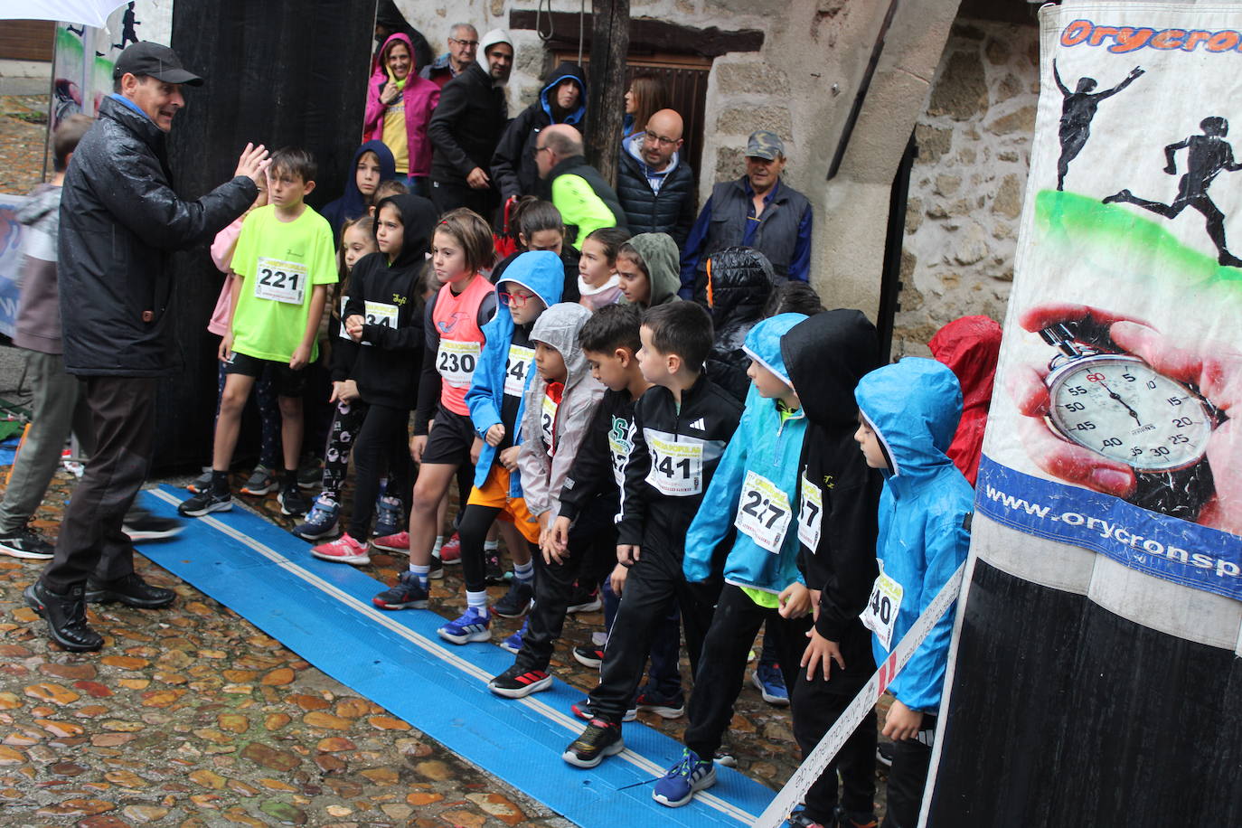 La lluvia no puede con la carrera de los lagares de San Esteban de la Sierra