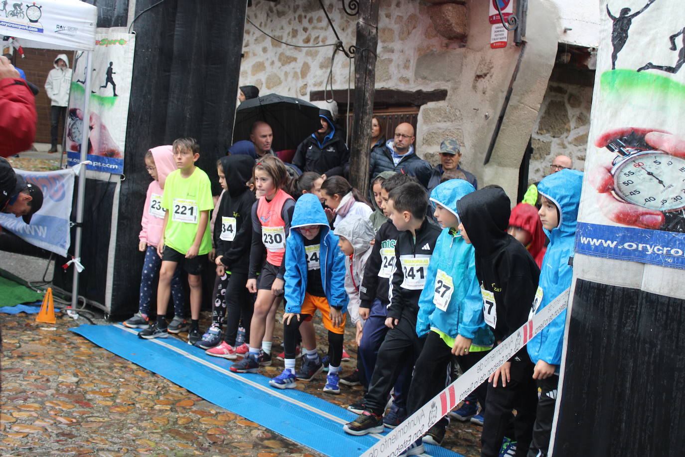 La lluvia no puede con la carrera de los lagares de San Esteban de la Sierra