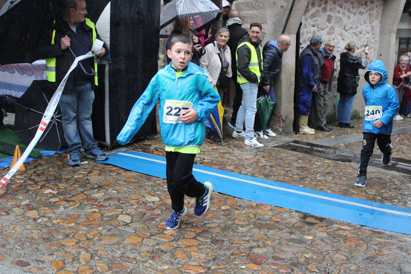 La lluvia no puede con la carrera de los lagares de San Esteban de la Sierra