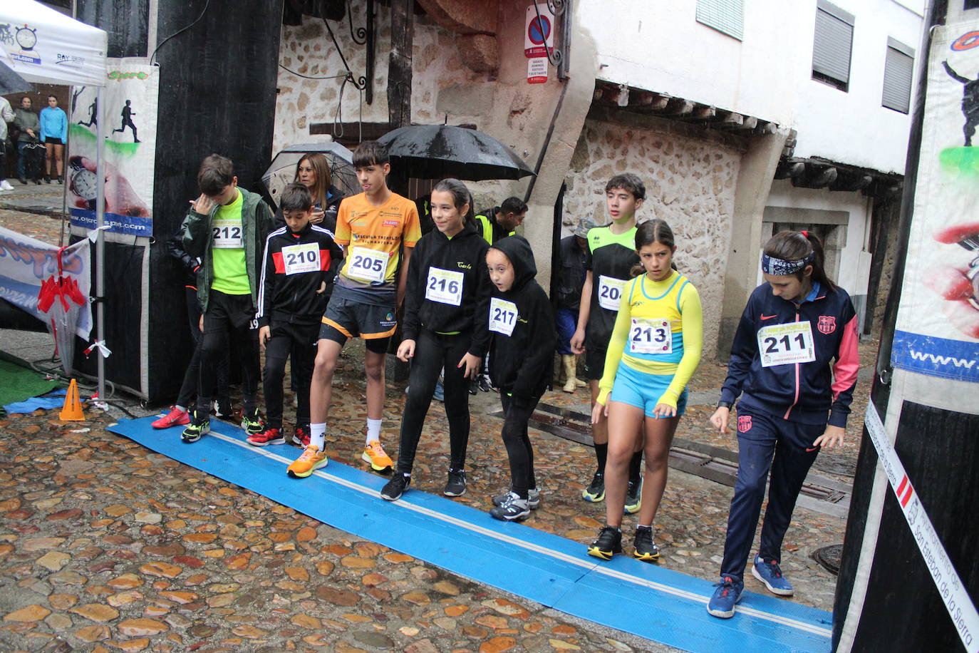 La lluvia no puede con la carrera de los lagares de San Esteban de la Sierra